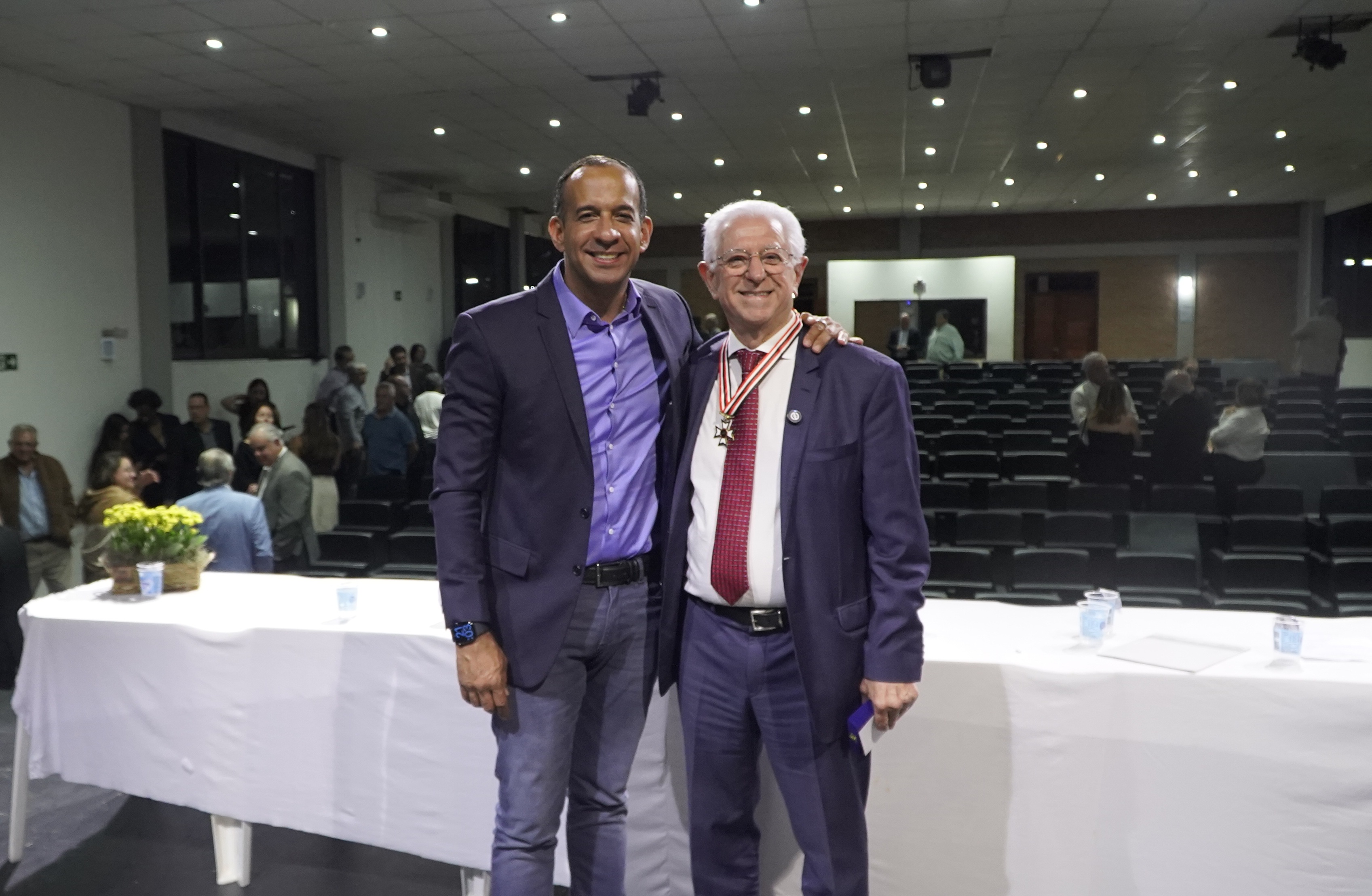 Paulo Alexandre Barbosa e Sidney Beraldo durante premiação