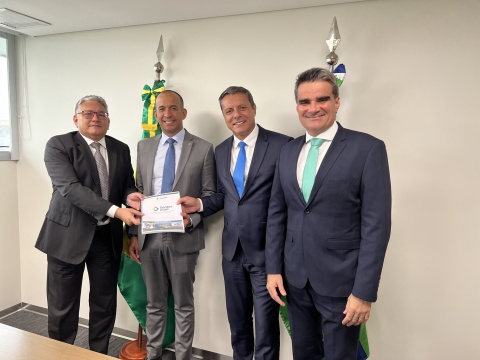 Deputado Federal Paulo Alexandre Barbosa e Prefeitura de Santos entregam relatório do Programa ‘Santos Mais’ ao CAF
