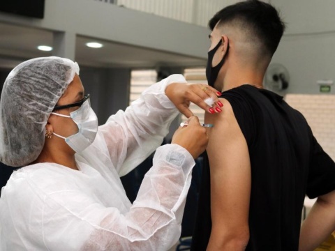 Vacina para salvar vidas e a economia