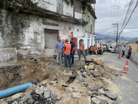 Paulo Alexandre Barbosa cobra Sabesp após rompimento de adutora no Morro São Bento, em Santos