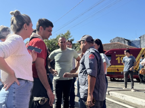 Deputado Paulo Alexandre pede auxílio aos governos Estadual e Federal para famílias afetadas por incêndio na Vila Gilda, em Santos (SP)