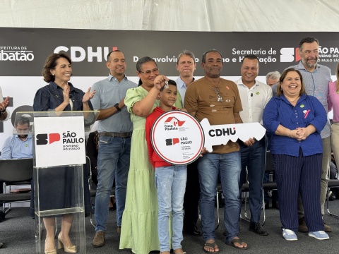 Paulo Alexandre Barbosa celebra entrega de 174 moradias em Cubatão em parceria com Governo do Estado