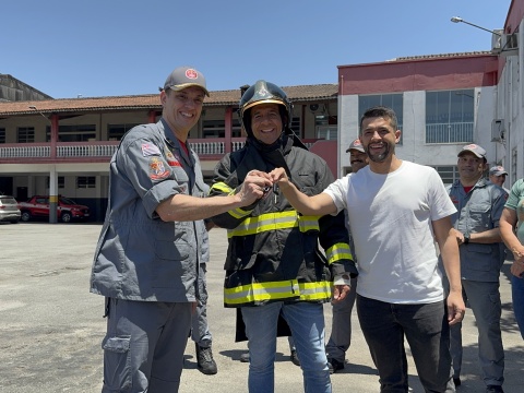 Paulo Alexandre Barbosa entrega viatura do Corpo de Bombeiros para atender Iguape e Ilha Comprida