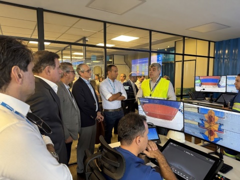 Liderados por Paulo Alexandre Barbosa, autoridades conversam com trabalhadores no Porto de Santos