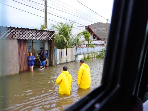 Mongaguá aguarda ajuda humanitária do Estado após fortes chuvas e mantém alerta de atenção