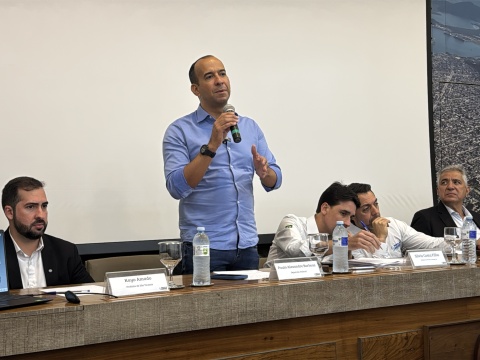 Paulo Alexandre Barbosa participa de reunião com Ministros e Prefeitos em Santos