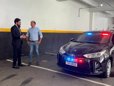 Paulo Alexandre Barbosa entrega nova viatura à Polícia Civil da Baixada Santista