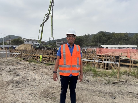 Paulo Alexandre vistoria complexo com hospital pediátrico e escola na Zona Noroeste de Santos