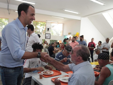 “As pessoas têm fome todos os dias”: Paulo Alexandre destaca ampliação do Bom Prato aos fins de semana em Santos