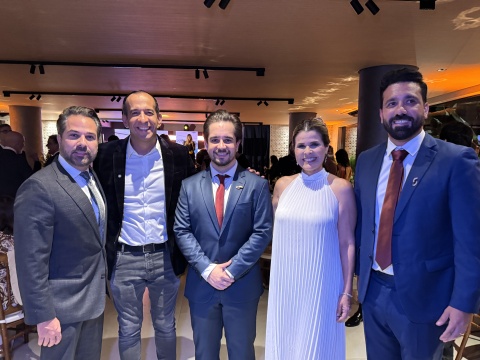Deputado Paulo Alexandre Barbosa é homenageado como "Político do Ano" pelo SINHORES