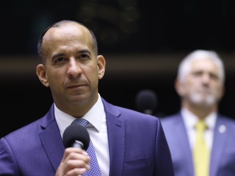 Paulo Alexandre cobra explicações após Ministério da Saúde negar inclusão de medicamento para crianças com nanismo no SUS