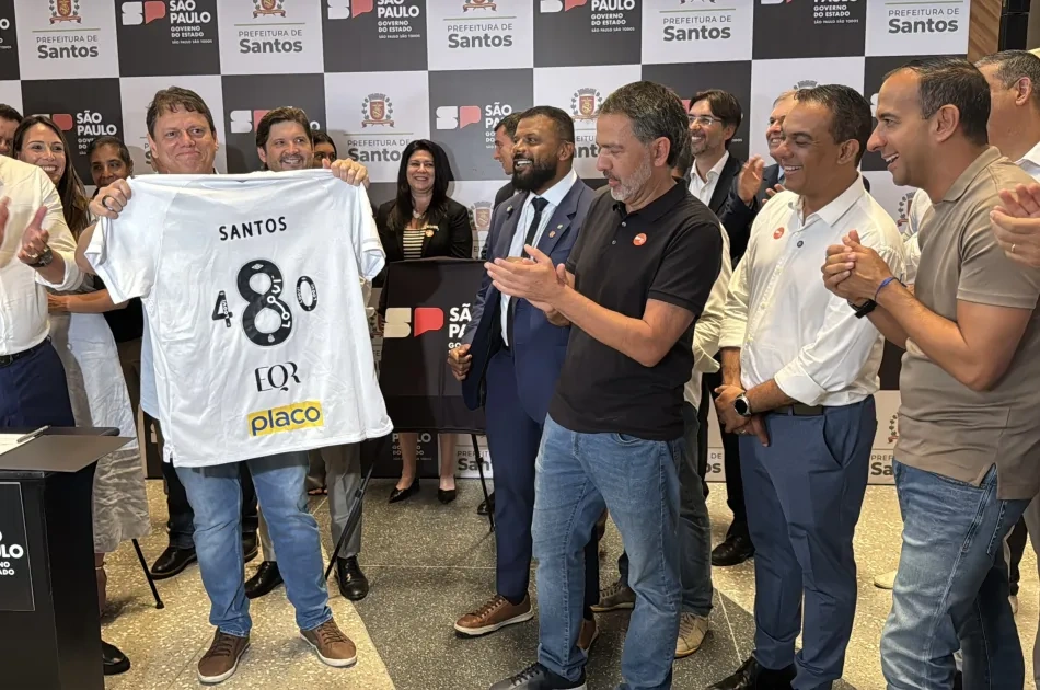 Tarcísio elogia atuação de deputado durante evento em Santos