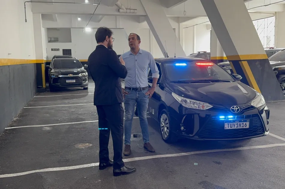 Paulo Alexandre Barbosa entrega nova viatura à Polícia Civil da Baixada Santista