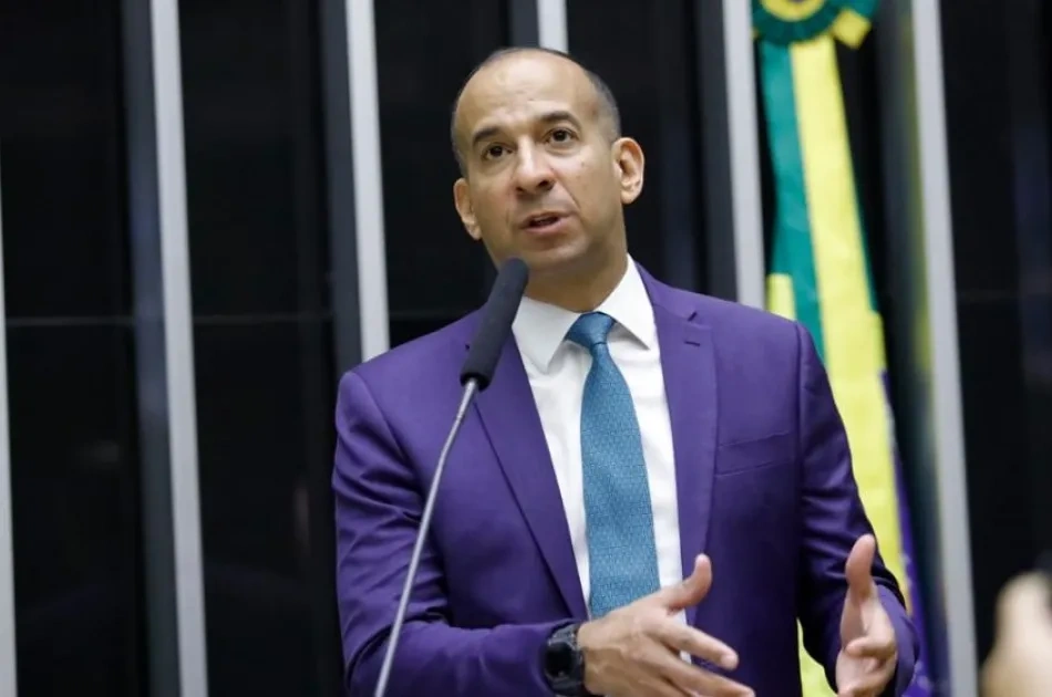 Paulo Alexandre é o único deputado da Baixada Santista a votar a favor da urgência do projeto que equipara misoginia ao racismo