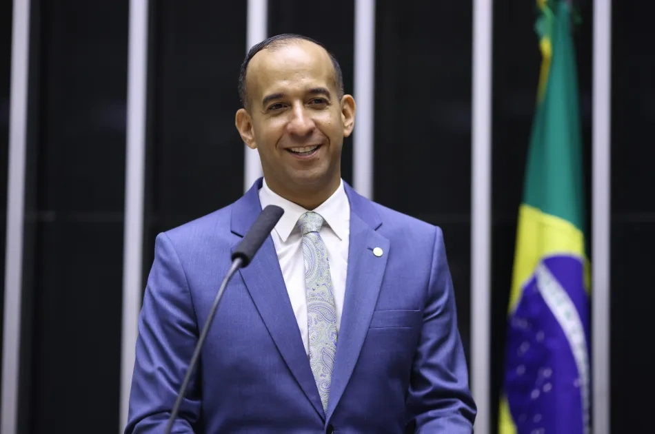 Paulo Alexandre dispara na liderança da disputa federal na Baixada Santista, mostra pesquisa