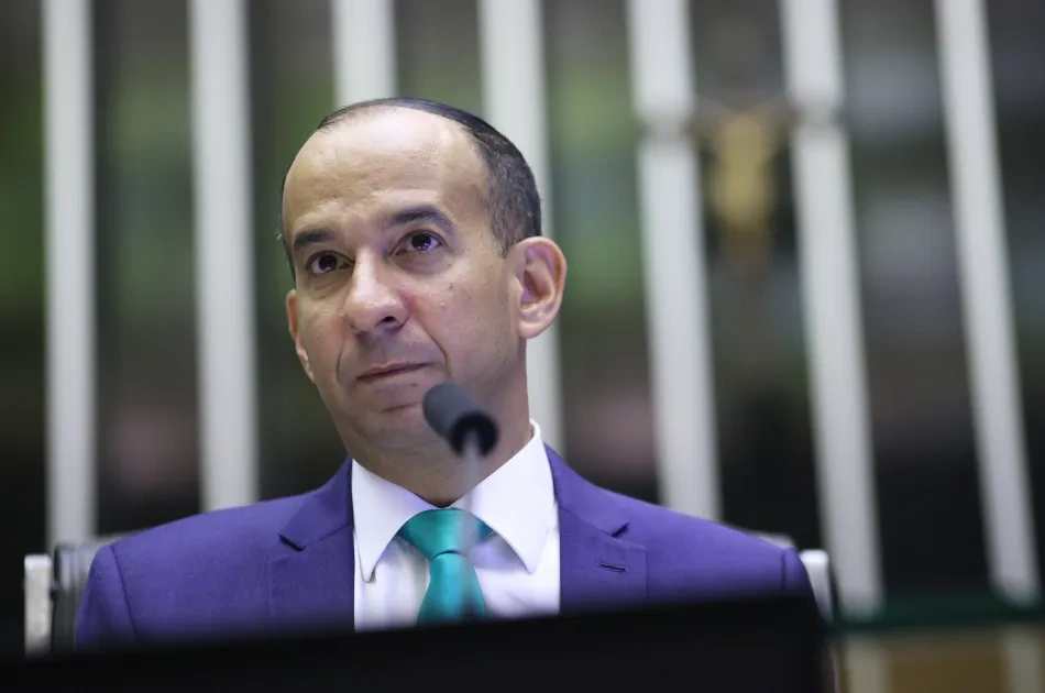 ‘Quero avião pousando em Guarujá já em 2027’: Paulo Alexandre revela prioridades e promete cobrar túnel e VLT na Baixada